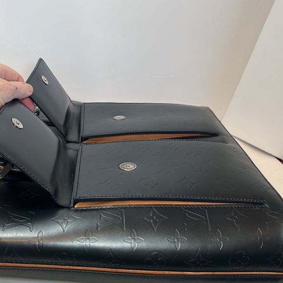 Louis Vuitton Matt Black Leather Stockton Bag LV Signature Embossed,2Flap pocket - Picture 14 of 14